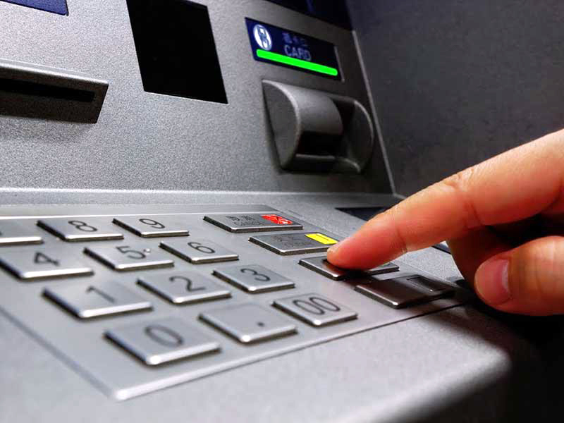 Cần cảnh giác khi rút tiền từ ATM